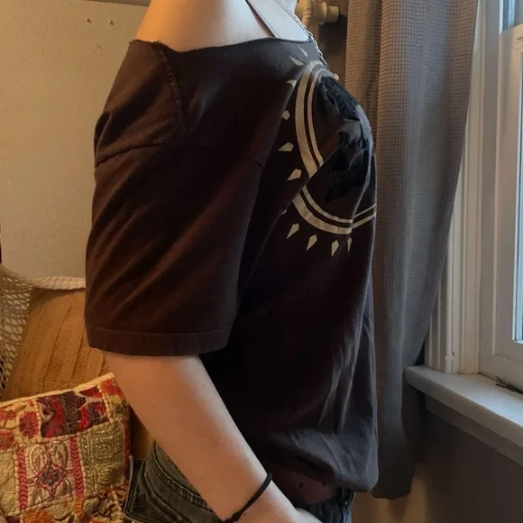 Baggy off the shoulder graphic T - Picture 3 of 3